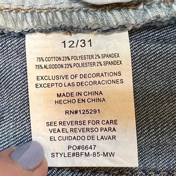 bebe Raw Edge‎ Short NWT SZ 12 31 Embellished Medium Wash - Picture 12 of 13